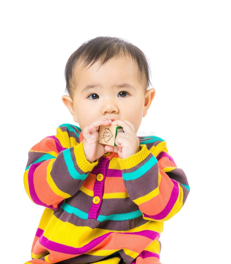 Asien-Baby saugen hölzernen Bauklotz lizenzfreie stockfotografie Asien-Baby saugen hölzernen Bauklotz lizenzfreie stockfotografie