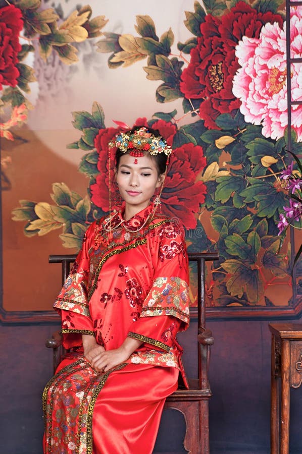 Asien/chinesisches Mädchen im roten Trachtenkleid stockbilder Asien/chinesisches Mädchen im roten Trachtenkleid stockbilder