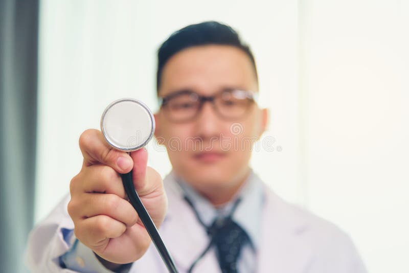 Asien-Doktor benutzt ein Stethoskop, um auf Krankheit zu überprüfen stockfoto Asien-Doktor benutzt ein Stethoskop, um auf Krankheit zu überprüfen stockfoto