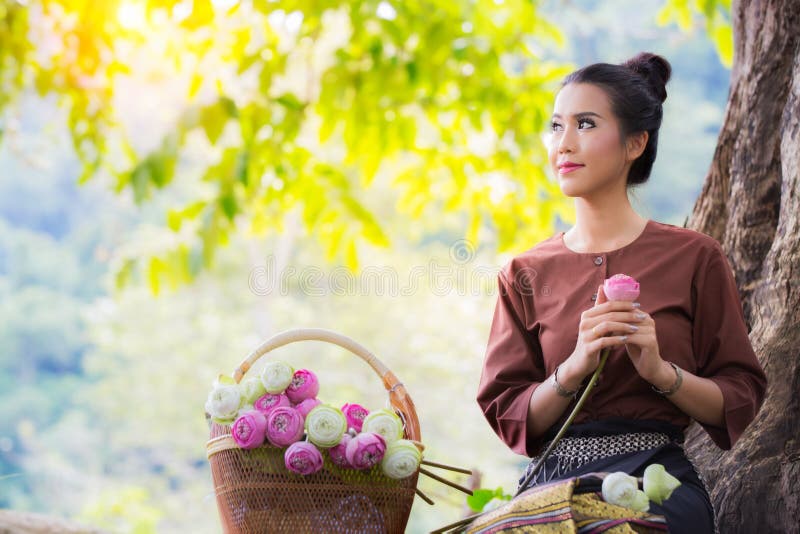 Asien kvinnor och lotusblommablomma royaltyfri fotografi Asien kvinnor och lotusblommablomma royaltyfri fotografi