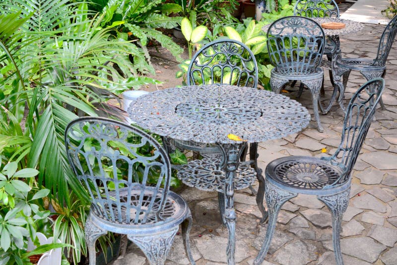 This bronze cast aluminum garden cafe seating set includes a table and 3 chairs, adding an elegant atmosphere to the garden. Made from fine copper-cast aluminum, these elegant pieces of furniture are durable enough to be placed in outdoor settings. The tabletop is flat and the chair back and armrests are ergonomically designed to provide a comfortable dining experience. This set of furniture has a simple and elegant design, combining modern and classical styles, and is suitable for various garden landscapes. In this corner, people can easily enjoy coffee or tea, spend pleasant time with family and friends, and feel the beauty of nature. This bronze cast aluminum garden cafe seating set includes a table and 3 chairs, adding an elegant atmosphere to the garden. Made from fine copper-cast aluminum, these elegant pieces of furniture are durable enough to be placed in outdoor settings. The tabletop is flat and the chair back and armrests are ergonomically designed to provide a comfortable dining experience. This set of furniture has a simple and elegant design, combining modern and classical styles, and is suitable for various garden landscapes. In this corner, people can easily enjoy coffee or tea, spend pleasant time with family and friends, and feel the beauty of nature.