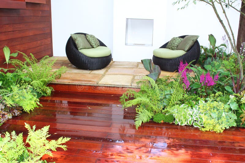 Asientos de jardín foto de archivo. Imagen de cubo, verde - 13755918