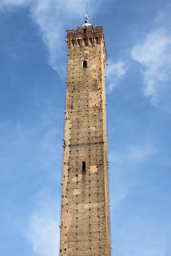 Asinelli-Turm im Bologna lizenzfreie stockfotos Asinelli-Turm im Bologna lizenzfreie stockfotos