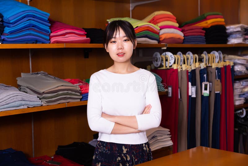 Asistente De Compras China Ofrece Camisetas En De Ropa Para Hombres Foto de archivo - Imagen de persona, minorista: 221555978