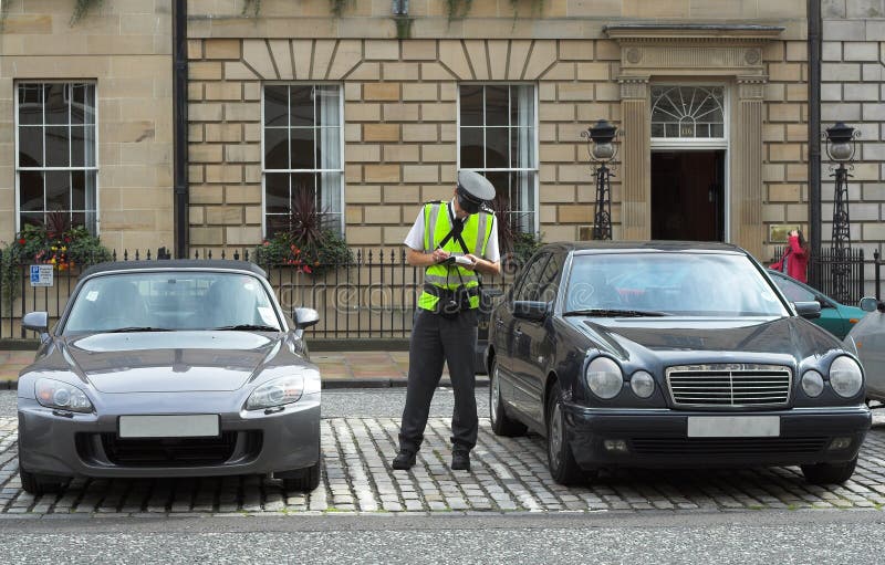 Asistente de estacionamiento, guarda del tráfico, consiguiendo el mandato de la multa del boleto imagenes de archivo Asistente de estacionamiento, guarda del tráfico, consiguiendo el mandato de la multa del boleto imagenes de archivo