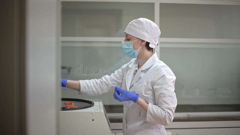 Asistente de laboratorio femenino estudiando un nuevo medicamento farmacéutico.