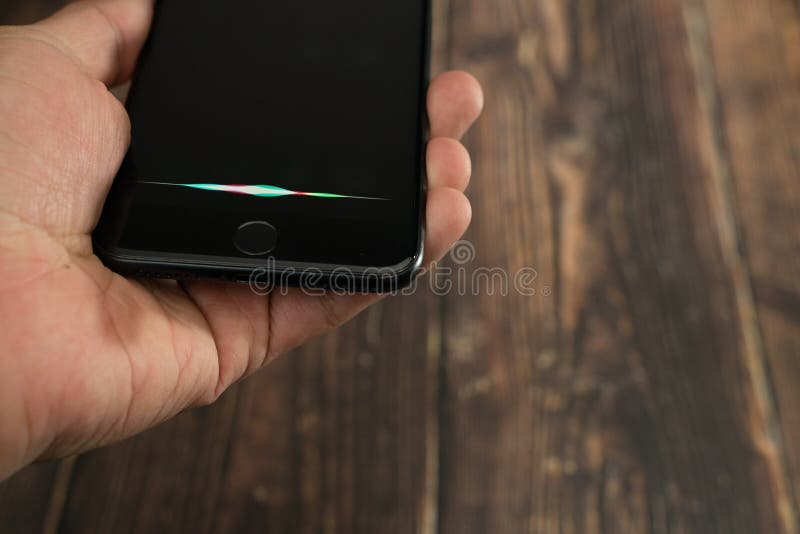 Asistente de voz para iPhone, Apple, asistente inteligente de voz, llamado Siri inteligencia artificial imágenes de archivo libres de regalías Asistente de voz para iPhone, Apple, asistente inteligente de voz, llamado Siri inteligencia artificial imágenes de archivo libres de regalías