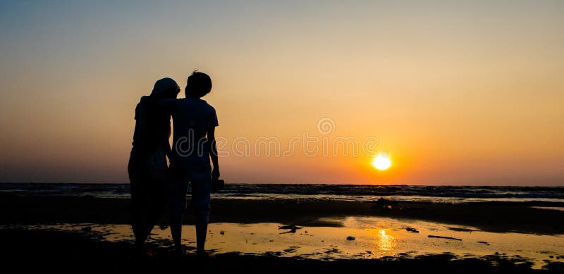Asiático de casal lésbica, abraço romântico na praia, fundo sunset, férias de lua de mel no verão e fotos de feriados foto de stock royalty free Asiático de casal lésbica, abraço romântico na praia, fundo sunset, férias de lua de mel no verão e fotos de feriados foto de stock royalty free