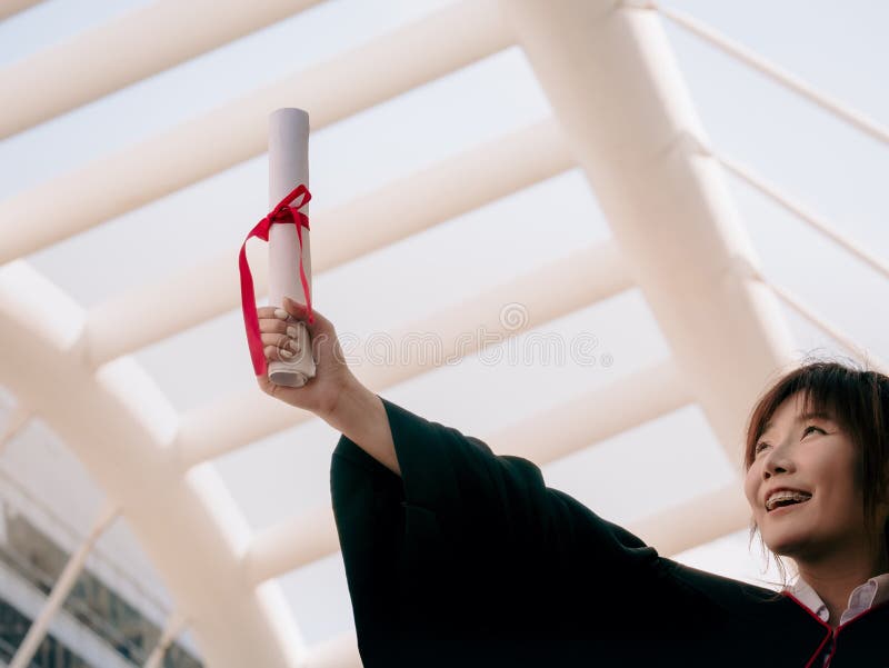 Asiático é FELIZ GRADUADO da faculdade fotografia de stock royalty free Asiático é FELIZ GRADUADO da faculdade fotografia de stock royalty free