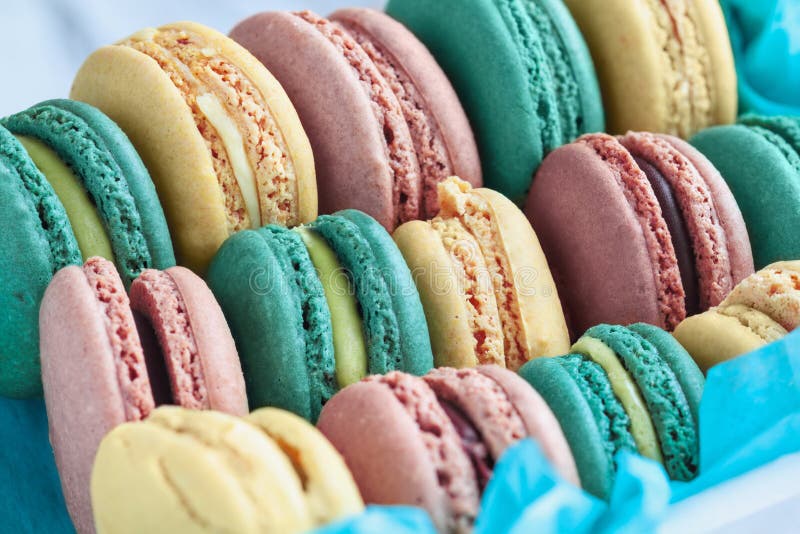 Ask av färgrika franska Macarons royaltyfri foto