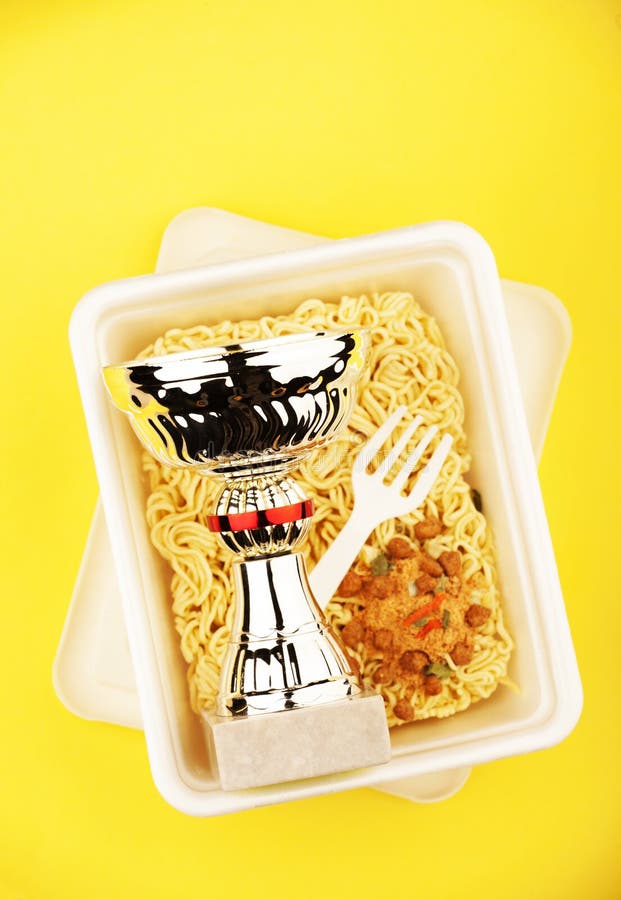 Ask för guld- kopp för spagettisnabbmat plast- royaltyfri bild Ask för guld- kopp för spagettisnabbmat plast- royaltyfri bild
