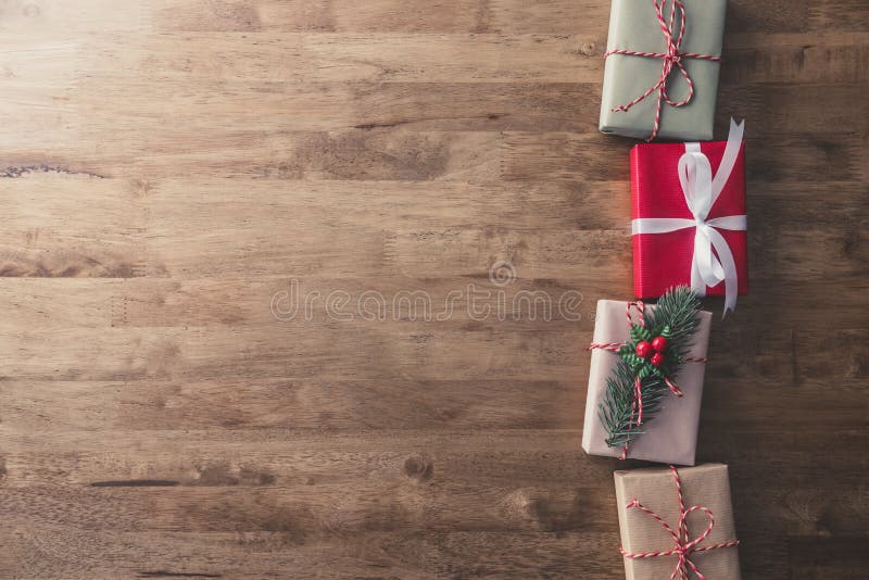 Askar för julferiegåva på den wood tabellen, gränsdesignbakgrund arkivfoton Askar för julferiegåva på den wood tabellen, gränsdesignbakgrund arkivfoton