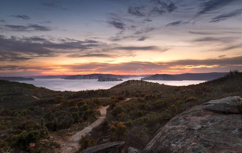 Askhuvudsikter till den brutna fjärden och Pittwater efter solnedgång royaltyfri foto Askhuvudsikter till den brutna fjärden och Pittwater efter solnedgång royaltyfri foto