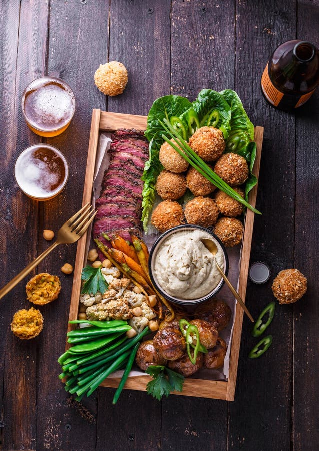 Asortowani bliskowschodni naczynia: falafel, mięso, grula, kalafior i babaghanoush, obrazy stock Asortowani bliskowschodni naczynia: falafel, mięso, grula, kalafior i babaghanoush, obrazy stock