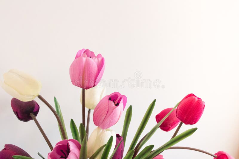Asortowani plastikowi sztuczni tulipanów kwiaty które są sfałszowani w menchiach fotografia royalty free