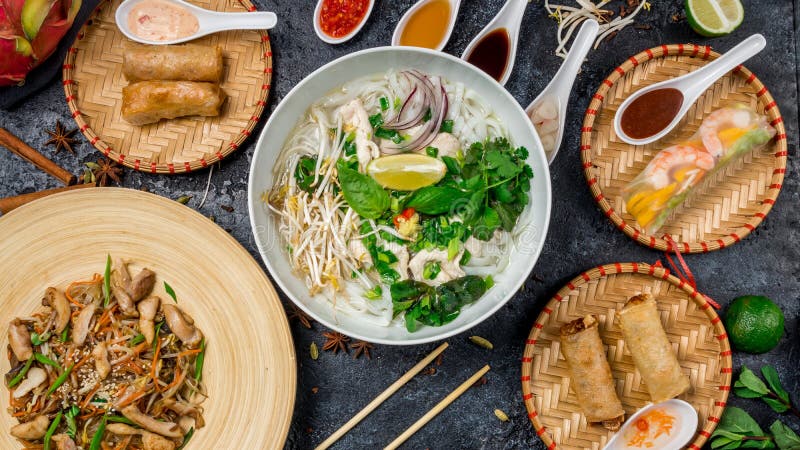 Asortowany azjatykci gość restauracji, wietnamczyka jedzenie Pho dziąsła, pho bo, kluski, wiosen rolki