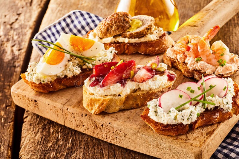 Asortyment smakowite bruschetta zakąski zdjęcie royalty free Asortyment smakowite bruschetta zakąski zdjęcie royalty free