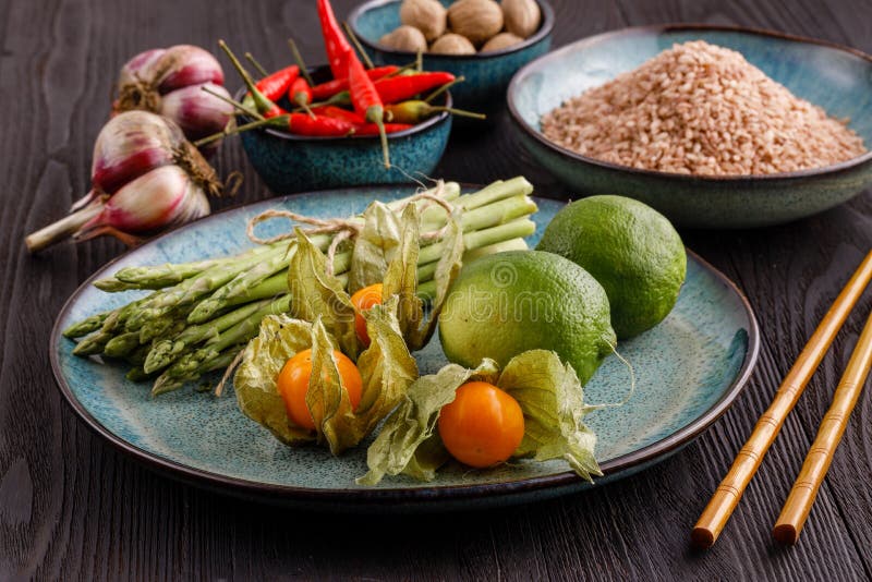 Asparagi per una dieta sana e pulita e per mangiare fotografia stock libera da diritti Asparagi per una dieta sana e pulita e per mangiare fotografia stock libera da diritti