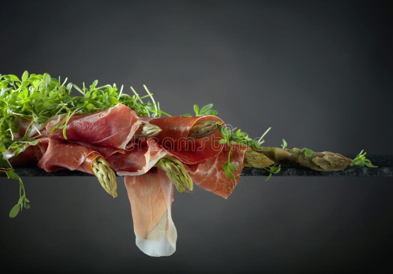 Asparago avvolto in prosciutto di Parma immagine stock Asparago avvolto in prosciutto di Parma immagine stock