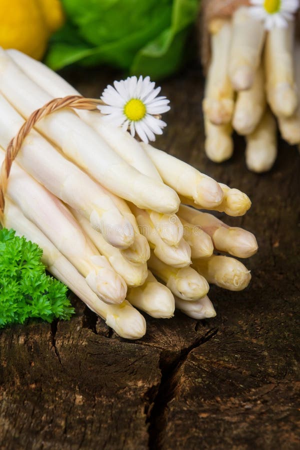 Asparago bianco sulla tavola di legno immagine stock libera da diritti Asparago bianco sulla tavola di legno immagine stock libera da diritti