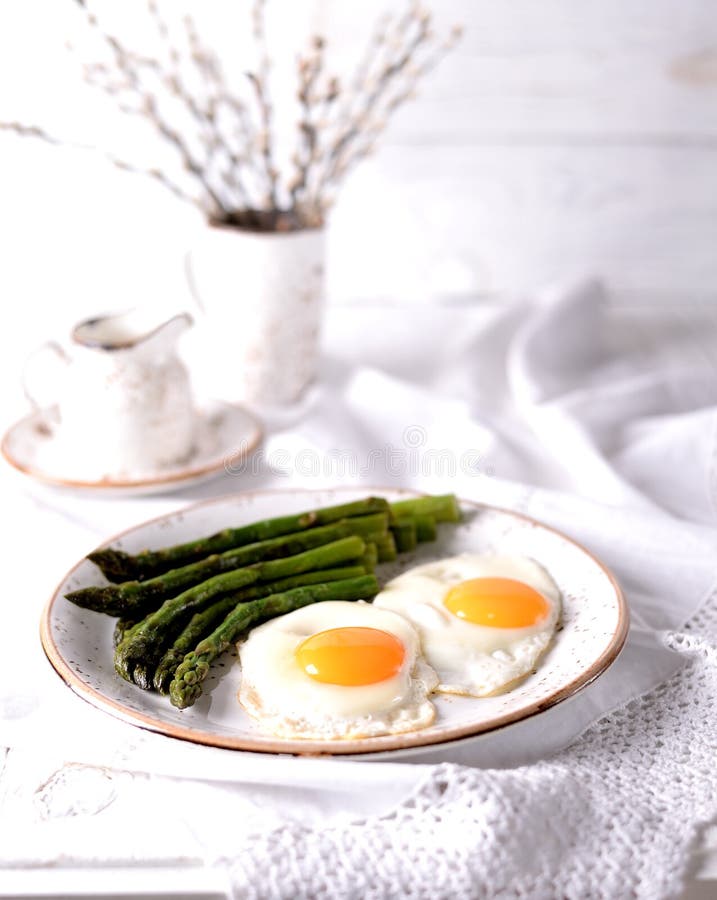 Asparago fritto con le uova Prima colazione sana fotografia stock libera da diritti Asparago fritto con le uova Prima colazione sana fotografia stock libera da diritti