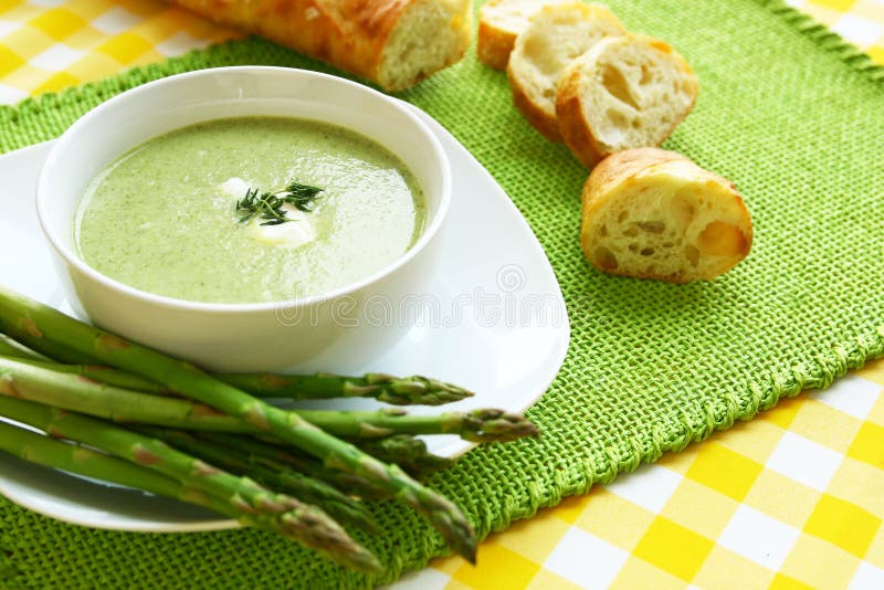 Espárragos en un tazón fresco verduras pan.