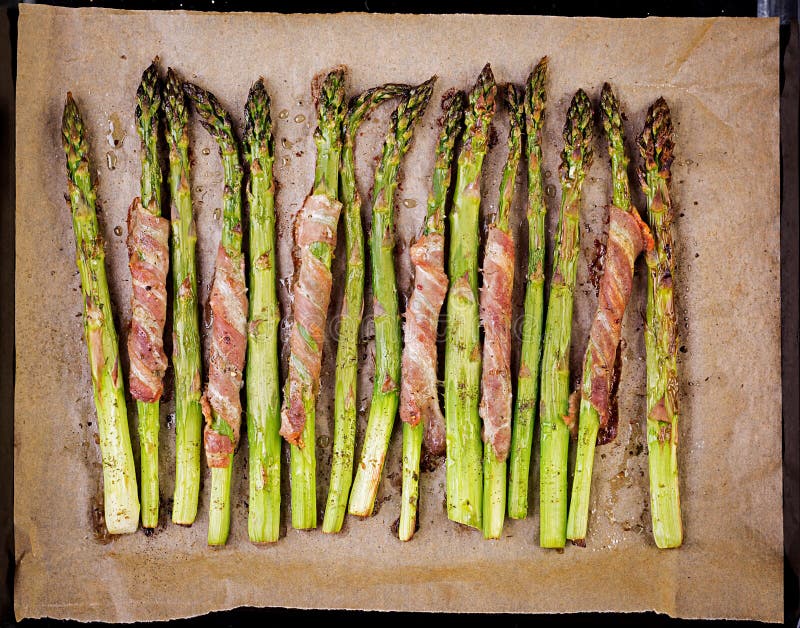 Aspargo verde grelhado envolvido com bacon fotografia de stock Aspargo verde grelhado envolvido com bacon fotografia de stock