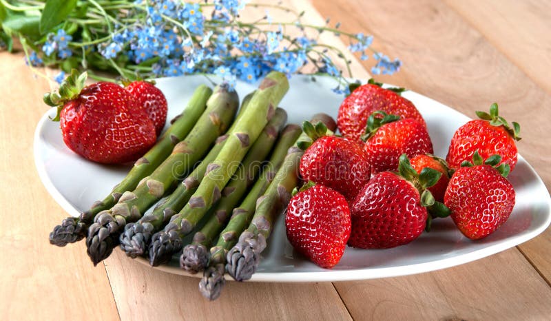 Asperge fraîche avec des fraises du plat blanc Idées pour Orga photographie stock libre de droits Asperge fraîche avec des fraises du plat blanc Idées pour Orga photographie stock libre de droits