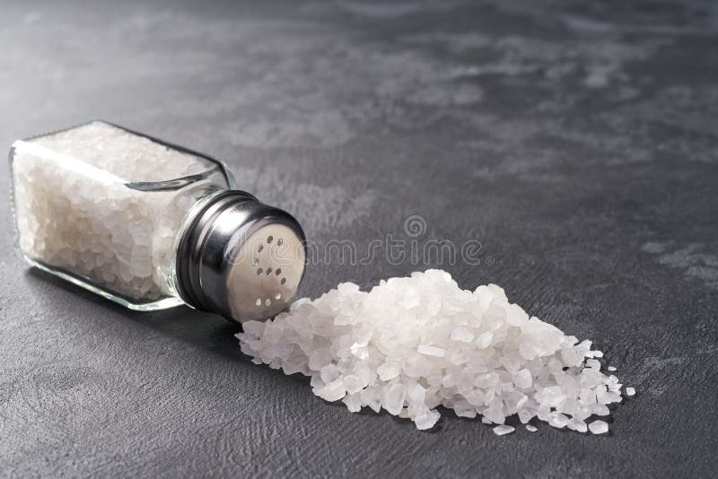 Asperje las coctelera de sal en el fondo de piedra negro, foco selectivo fotografía de archivo libre de regalías Asperje las coctelera de sal en el fondo de piedra negro, foco selectivo fotografía de archivo libre de regalías