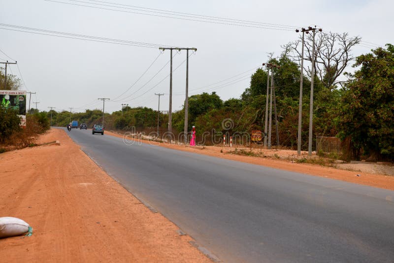 Asphalt Straße und rote Straße fantastische afrikanische Landschaft lizenzfreie stockfotografie Asphalt Straße und rote Straße fantastische afrikanische Landschaft lizenzfreie stockfotografie