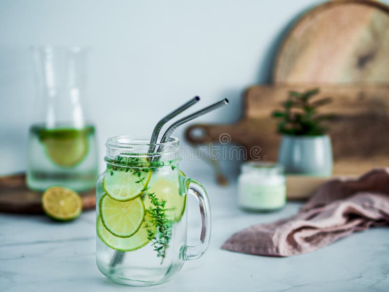 Asphaltieren Sie die recyclebaren Innen Trinkhalme stockfotos