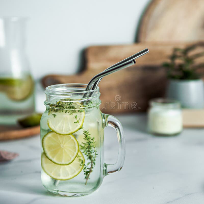 Asphaltieren Sie die recyclebaren Innen Trinkhalme stockfoto