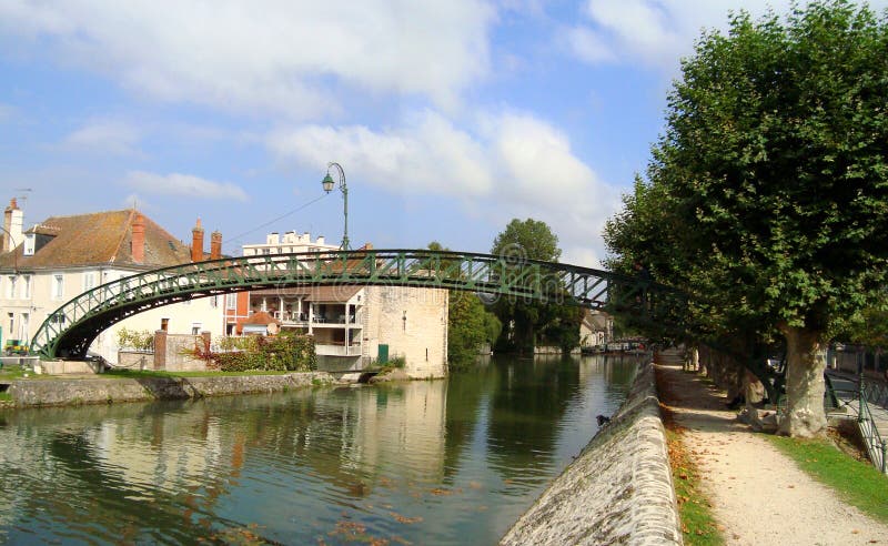 Asphaltieren Sie Gehweg und ragen Sie auf den briare Kanal bei Montargis hoch lizenzfreies stockbild Asphaltieren Sie Gehweg und ragen Sie auf den briare Kanal bei Montargis hoch lizenzfreies stockbild
