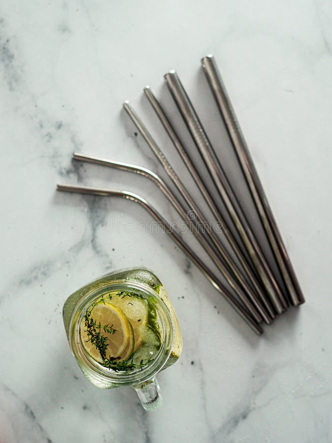 Asphaltieren Sie recyclebare Trinkhalme, flache Lage lizenzfreies stockbild