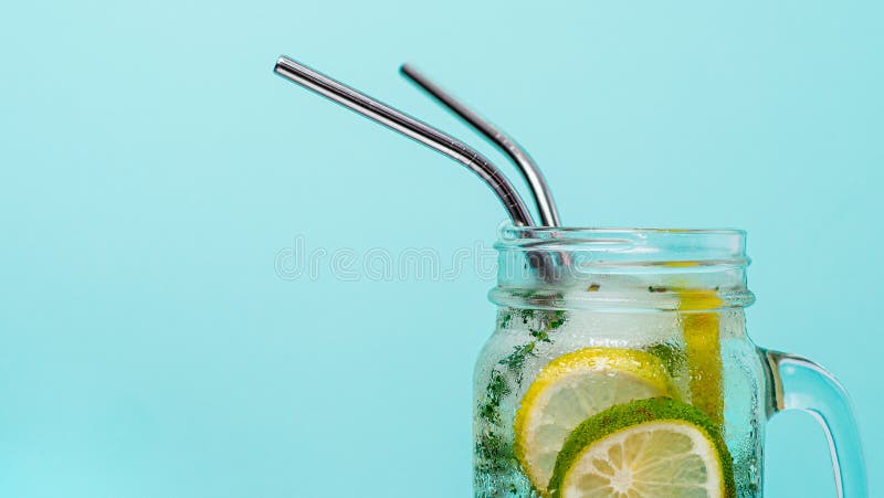 Asphaltieren Sie recyclebare Trinkhalme, Kopienraum lizenzfreie stockfotos