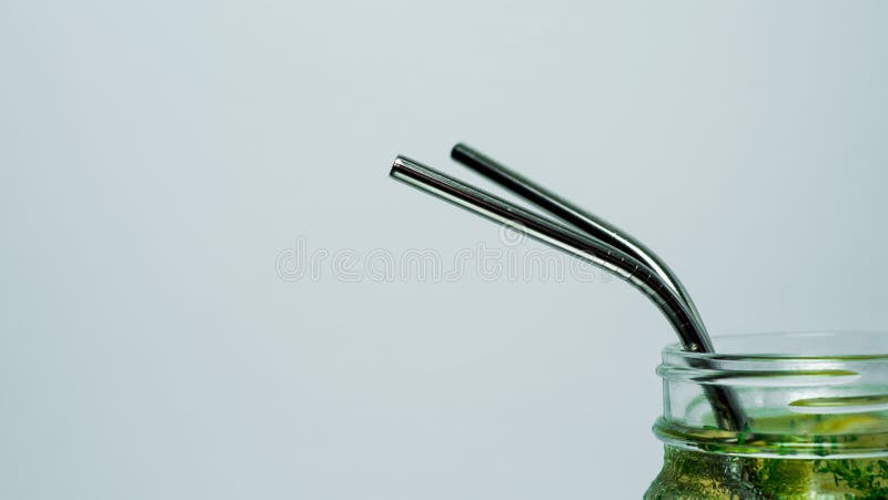 Asphaltieren Sie recyclebare Trinkhalme, Kopienraum stockbild