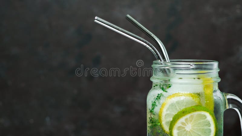 Asphaltieren Sie recyclebare Trinkhalme, Kopienraum lizenzfreie stockbilder