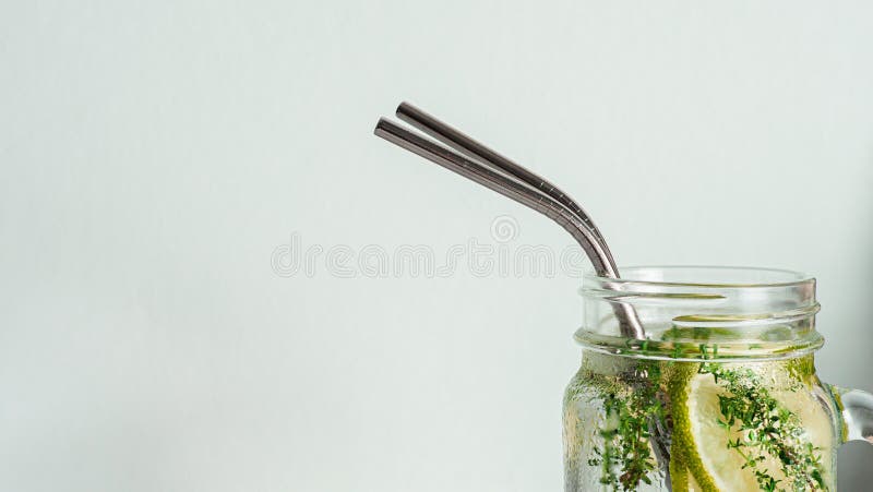 Asphaltieren Sie recyclebare Trinkhalme, Kopienraum stockbilder