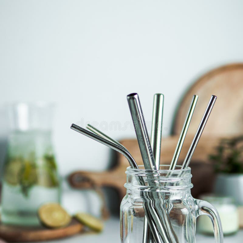 Asphaltieren Sie recyclebare Trinkhalme, Kopienraum stockfotografie