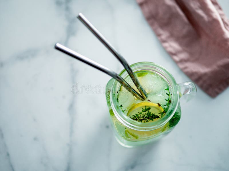 Asphaltieren Sie recyclebare Trinkhalme, Kopienraum lizenzfreie stockfotos