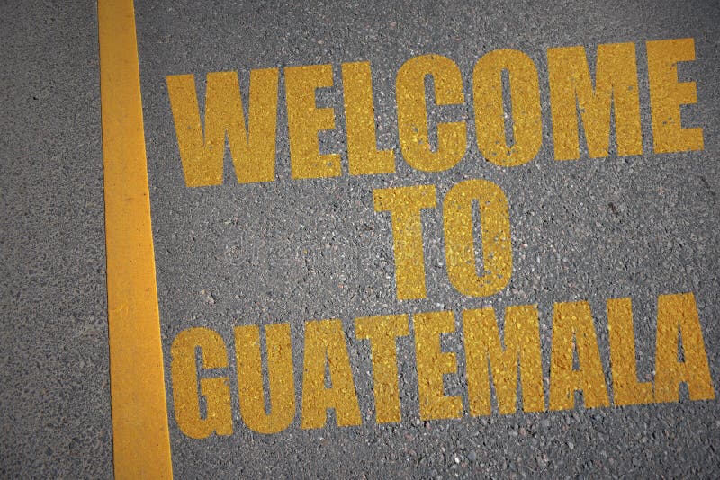 Asphaltstraße mit Textwillkommen nach Guatemala nahe gelber Linie stock abbildung Asphaltstraße mit Textwillkommen nach Guatemala nahe gelber Linie stock abbildung