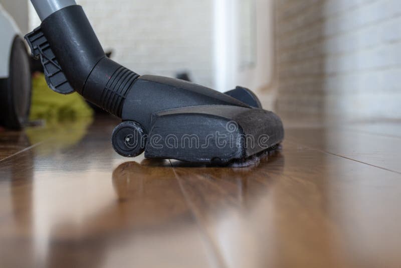 Aspirador de p30 no assoalho que mostra a limpeza da casa imagens de stock Aspirador de p30 no assoalho que mostra a limpeza da casa imagens de stock