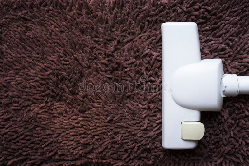 Aspirador en la alfombra sucia, concepto de la limpieza de la casa