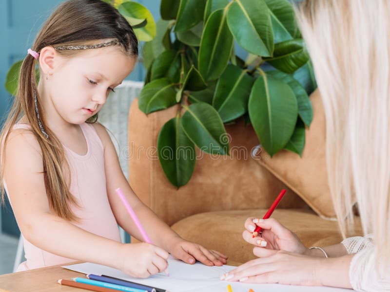 Aspiration artistique de fille de passe-temps d'art de peinture de loisirs d'enfants image stock Aspiration artistique de fille de passe-temps d'art de peinture de loisirs d'enfants image stock
