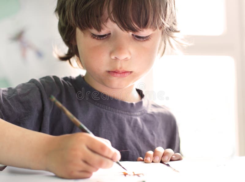 Aspiration d'enfants dans la maison image libre de droits Aspiration d'enfants dans la maison image libre de droits