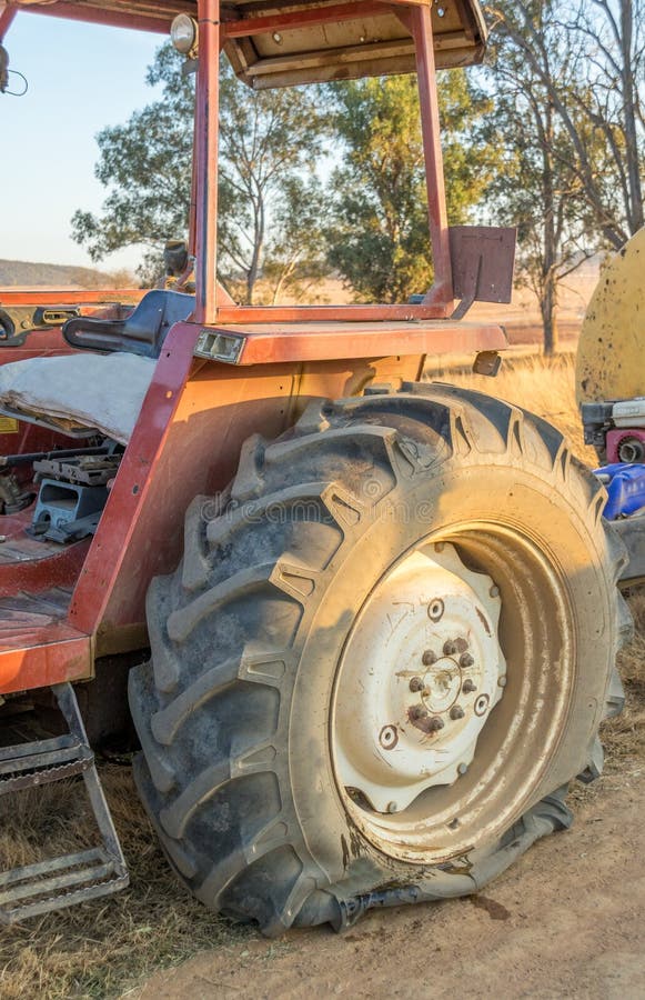 Asreifen auf einem großen Traktor stockfoto Asreifen auf einem großen Traktor stockfoto