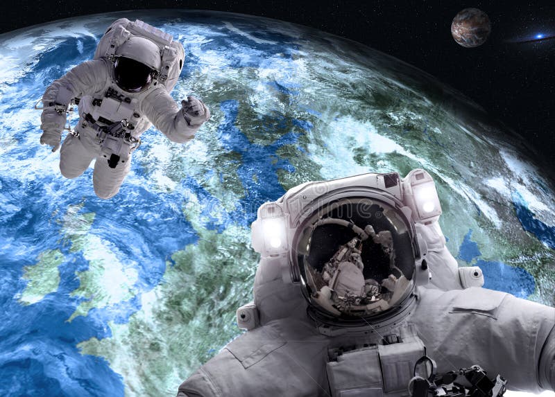 Asrtonauts in kosmische ruimte dichtbij Aarde en van Mars planeten stock afbeelding Asrtonauts in kosmische ruimte dichtbij Aarde en van Mars planeten stock afbeelding