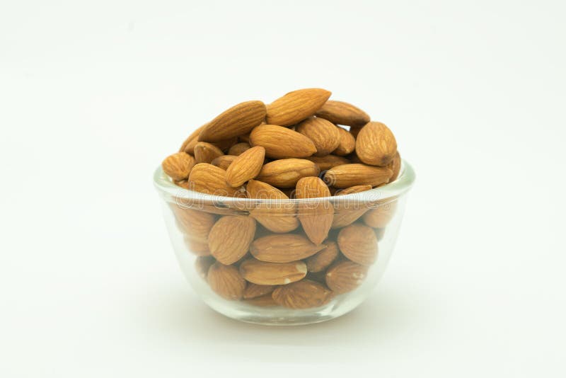 Assado da amêndoa na bacia de vidro fotografia de stock royalty free