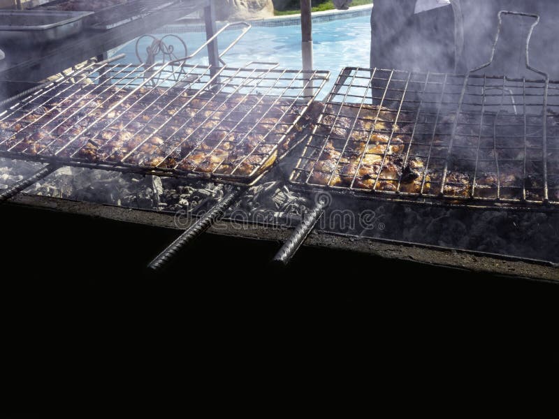 Assado roasted carne grelhado dos espetos Fundo da carne do churrasco do assado A carne apetitosa roasted a grade do BBQ exterior imagens de stock royalty free Assado roasted carne grelhado dos espetos Fundo da carne do churrasco do assado A carne apetitosa roasted a grade do BBQ exterior imagens de stock royalty free