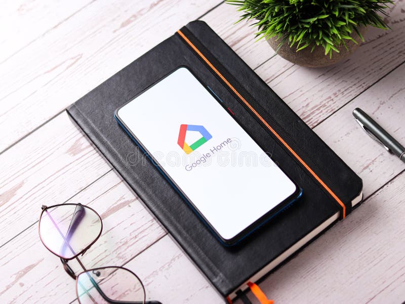 Assam india 27 agosto 2020 : google home logo sull'immagine dello schermo del telefono. immagine stock libera da diritti